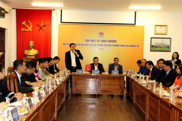 Đội tuyển nữ Việt Nam từ chối nhận quà của Công ty cổ phần tập đoàn hóa chất Đức Giang - Anh 1