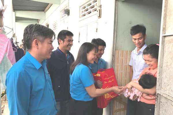 Đưa Tết đến phòng trọ công nhân - Anh 1