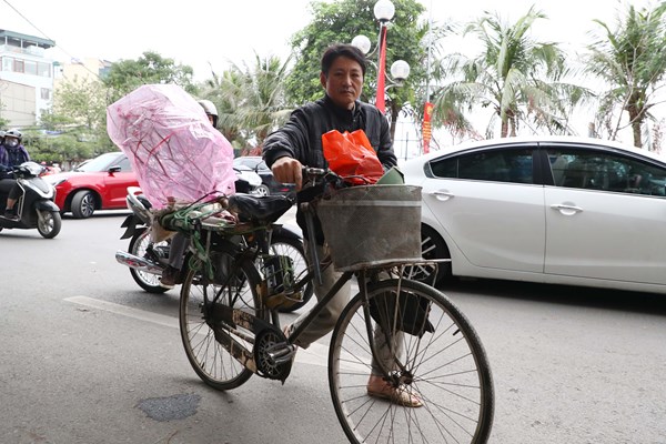 Người dân Thủ đô hối hả sắm đào, quất chơi Tết - Anh 3