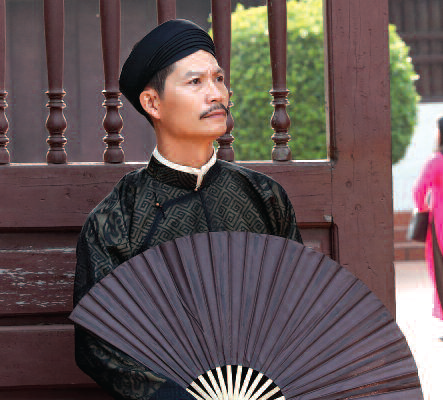 Mặc áo dài để sửa mình cho ngay ngắn - Anh 4