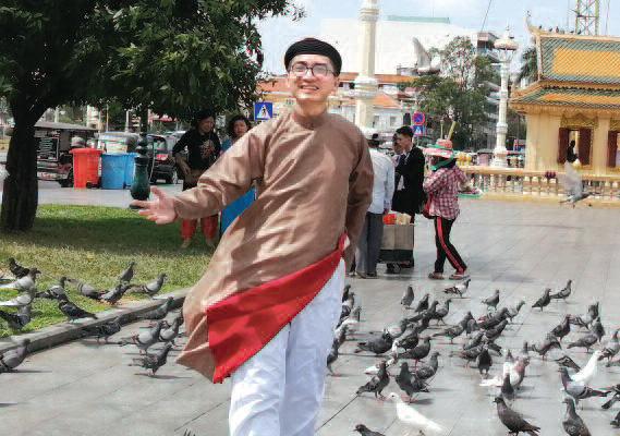 Mặc áo dài để sửa mình cho ngay ngắn - Anh 2