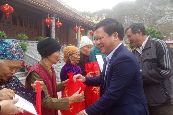 Trao quà Tết cho người nghèo tại xã Nga Điền - Anh 1