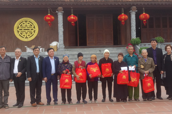 Trao quà Tết cho người nghèo tại xã Nga Điền - Anh 2