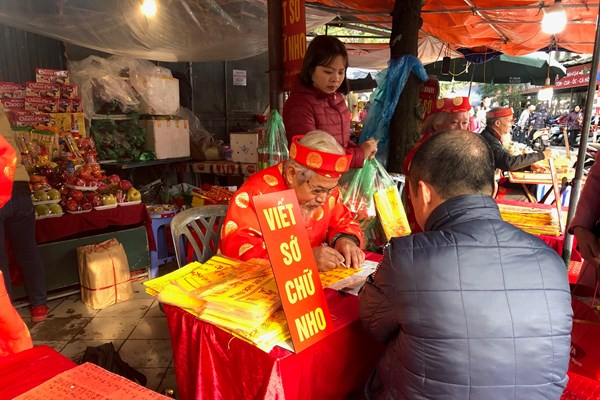 Hà Nội: Dòng người đi lễ chùa trong sáng mùng 2 Tết - Anh 1