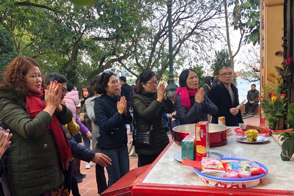 Hà Nội: Dòng người đi lễ chùa trong sáng mùng 2 Tết - Anh 3