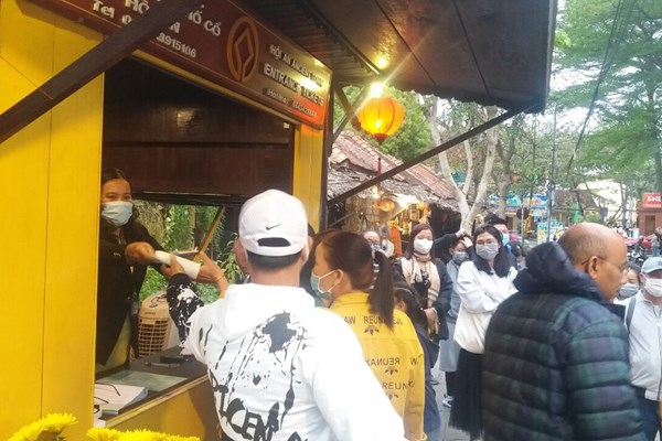 Hội An: Phát miễn phí khẩu trang y tế cho du khách, nhân viên tại các quầy vé, điểm tham quan - Anh 1