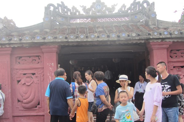 Chở nhiều khách nước ngoài, tài xế taxi chủ động nhập viện kiểm tra sức khoẻ - Anh 1