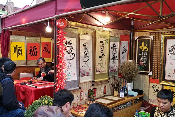 Dòng người ra phố ông đồ xin chữ đầu năm mới - Anh 4