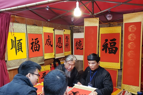Dòng người ra phố ông đồ xin chữ đầu năm mới - Anh 3
