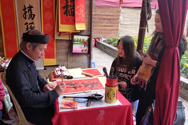 Dòng người ra phố ông đồ xin chữ đầu năm mới - Anh 6