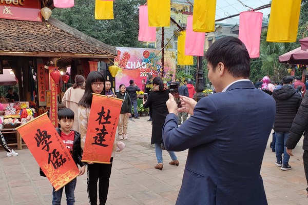 Dòng người ra phố ông đồ xin chữ đầu năm mới - Anh 9