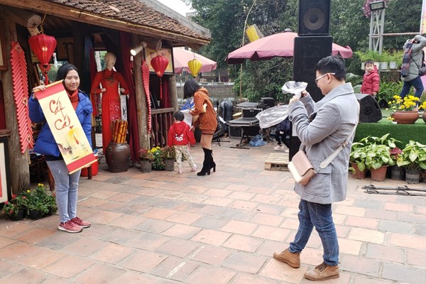 Dòng người ra phố ông đồ xin chữ đầu năm mới - Anh 8