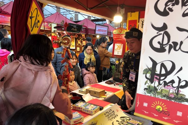 Dòng người ra phố ông đồ xin chữ đầu năm mới - Anh 2