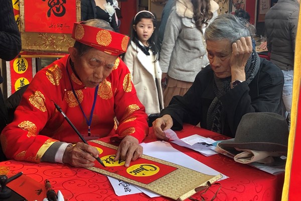 Dòng người ra phố ông đồ xin chữ đầu năm mới - Anh 7