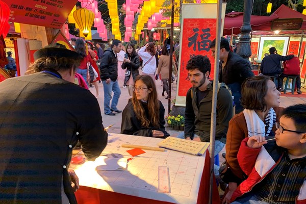 Dòng người ra phố ông đồ xin chữ đầu năm mới - Anh 10