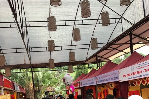 Dòng người ra phố ông đồ xin chữ đầu năm mới - Anh 1