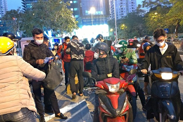 Yêu cầu tăng cường sản xuất khẩu trang, không đầu cơ tích trữ - Anh 3
