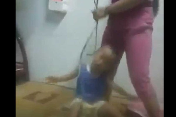 Yêu cầu làm rõ thông tin một bà mẹ hành hạ con mình - Anh 1
