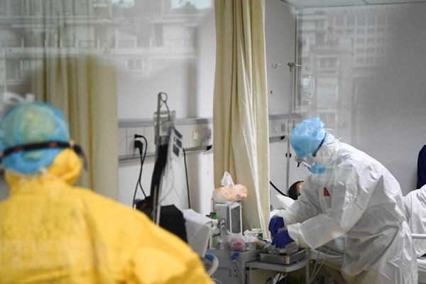 Liên minh châu Âu chuyển 12 tấn quần áo bảo hộ tới Trung Quốc - Anh 1