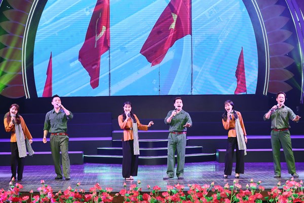 Hát về Đảng, Bác Hồ và mùa Xuân bằng nguồn cảm hứng bất tận - Anh 9