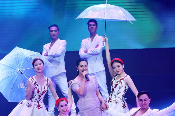 Hát về Đảng, Bác Hồ và mùa Xuân bằng nguồn cảm hứng bất tận - Anh 8