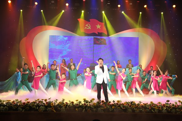 Hào hùng những giai điệu nghệ thuật trong chương trình “Với Đảng vẹn tròn tin yêu” - Anh 4