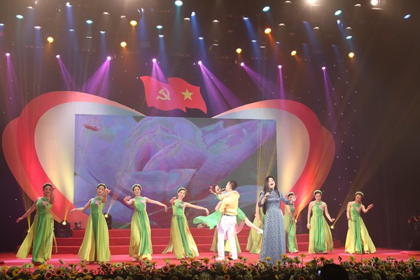Dàn nghệ sĩ nổi tiếng biểu diễn trong “Với Đảng vẹn tròn tin yêu” - Anh 2