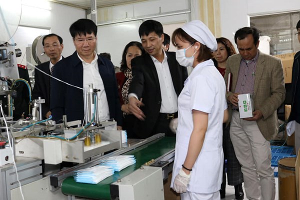 Các doanh nghiệp sản xuất khẩu trang nỗ lực làm việc hết công suất - Anh 1