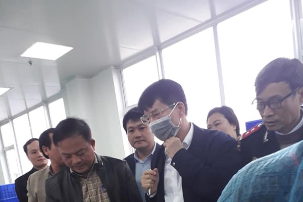 Các doanh nghiệp sản xuất khẩu trang nỗ lực làm việc hết công suất - Anh 2