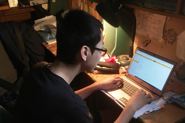 Khi học sinh học​​​​​​​ trực tuyến tại gia - Anh 1