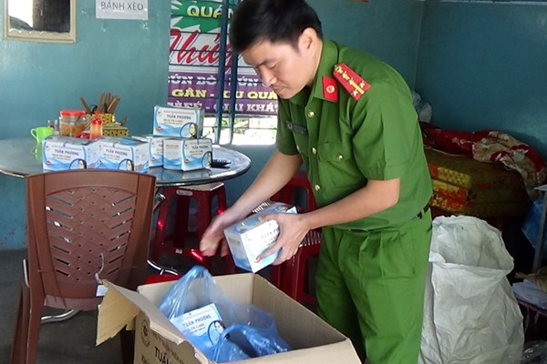 Quảng Ngãi: Một quán ăn tàng trữ gần 4.000 khẩu trang không rõ nguồn gốc - Anh 1