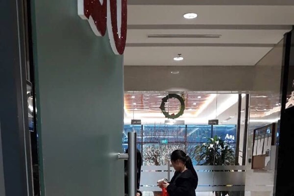 Nhiều tòa nhà văn phòng, TTTM tích cực phòng dịch - Anh 2
