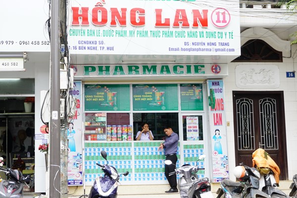 Bán hộp khẩu trang 2 trăm ngàn, bị phạt 50 triệu đồng: Mạnh tay với những nhà thuốc lợi dụng dịch bệnh... “chặt chém” - Anh 1