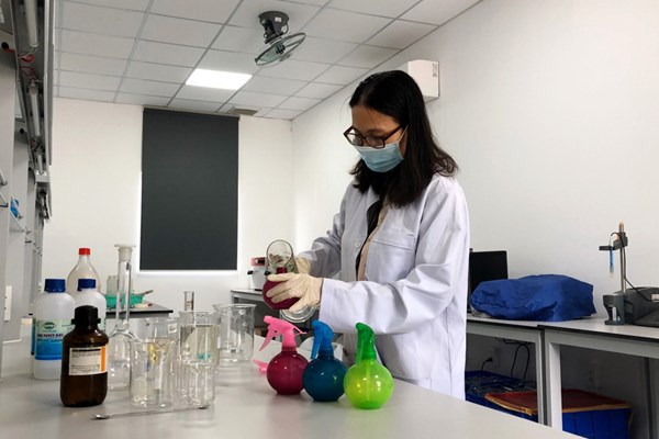Một giảng viên nghiên cứu thành công dung dịch rửa tay sát khuẩn phòng ngừa virus corona - Anh 1