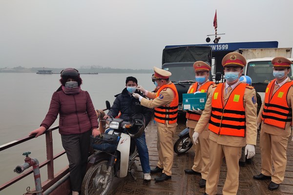 CSGT Hà Nội phát miễn phí hàng nghìn khẩu trang cho khách đi đò - Anh 3