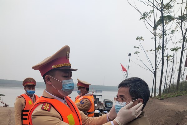 CSGT Hà Nội phát miễn phí hàng nghìn khẩu trang cho khách đi đò - Anh 2