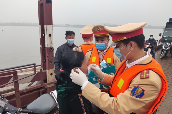 CSGT Hà Nội phát miễn phí hàng nghìn khẩu trang cho khách đi đò - Anh 1