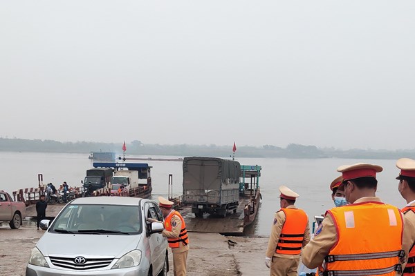 CSGT Hà Nội phát miễn phí hàng nghìn khẩu trang cho khách đi đò - Anh 4