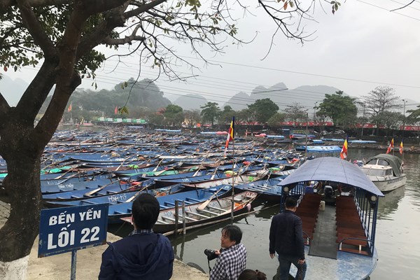 Bo VHTTDL kiem tra viec giam quy mo tai le hoi chua Huong - Anh 1