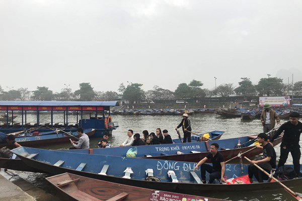 Bo VHTTDL kiem tra viec giam quy mo tai le hoi chua Huong - Anh 2