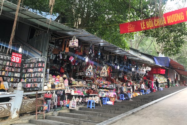 Bo VHTTDL kiem tra viec giam quy mo tai le hoi chua Huong - Anh 7