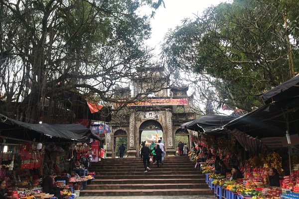 Bo VHTTDL kiem tra viec giam quy mo tai le hoi chua Huong - Anh 6