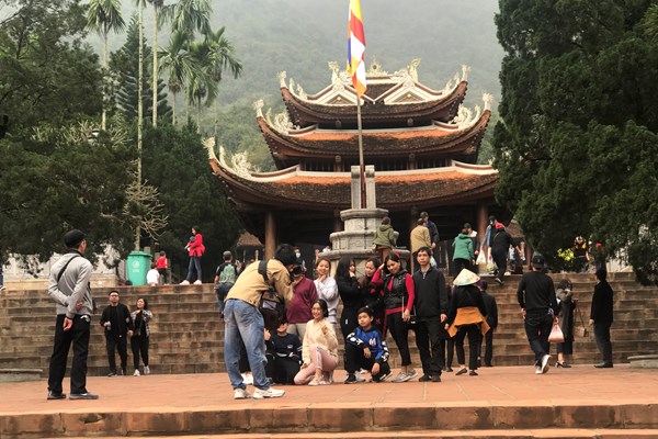 Bo VHTTDL kiem tra viec giam quy mo tai le hoi chua Huong - Anh 5