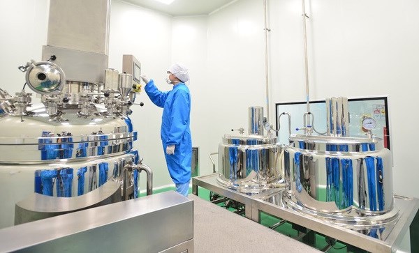 Sản xuất gel rửa tay sát khuẩn nhằm kéo giá thị trường xuống - Anh 2