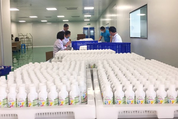 Sản xuất gel rửa tay sát khuẩn nhằm kéo giá thị trường xuống - Anh 1