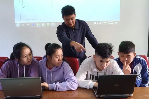 Mùa dịch, thầy giáo vùng cao dạy online - Anh 1