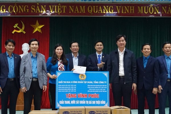 Trao tặng tỉnh Vĩnh Phúc thiết bị y tế phòng chống dịch Covid-19 - Anh 1