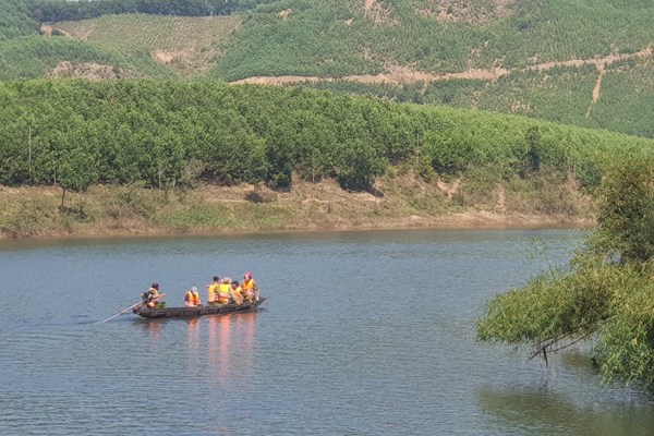 Vượt sông vào rừng khai thác tràm, 3 người đuối nước thương tâm: “Nhờ tôi cứu vợ, nào ngờ chú ấy lại...” - Anh 1
