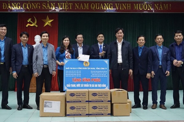Tổng LĐLĐ Việt Nam trao tặng tỉnh Vĩnh Phúc trang thiết bị y tế - Anh 1