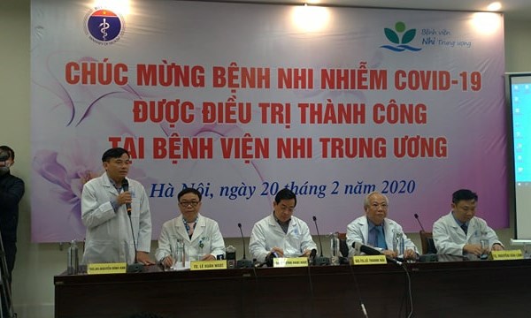 Bé 3 tháng tuổi mắc Covid -19 chính thức ra viện - Anh 1
